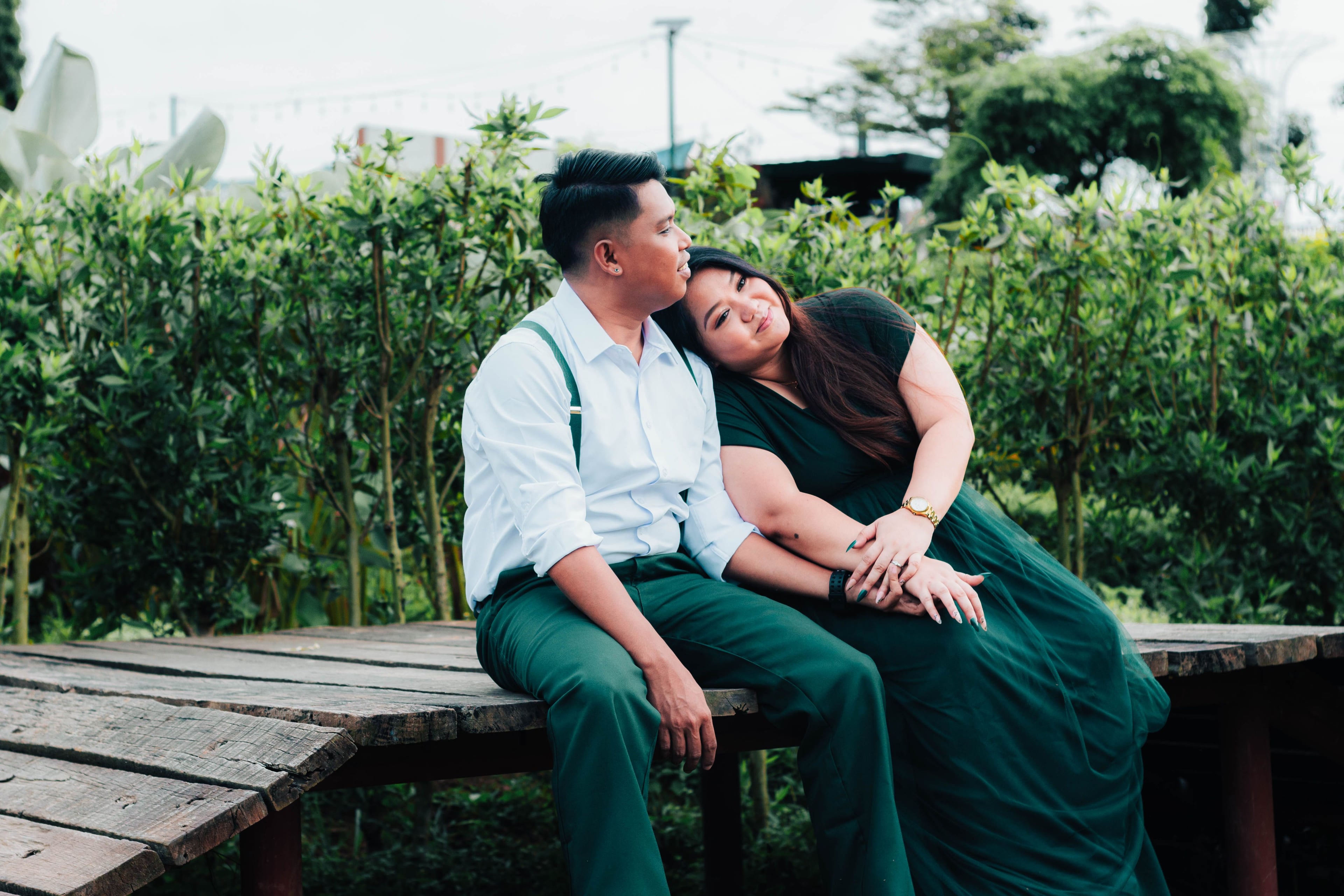Anjo and Jasmin leaning together on a garden bench